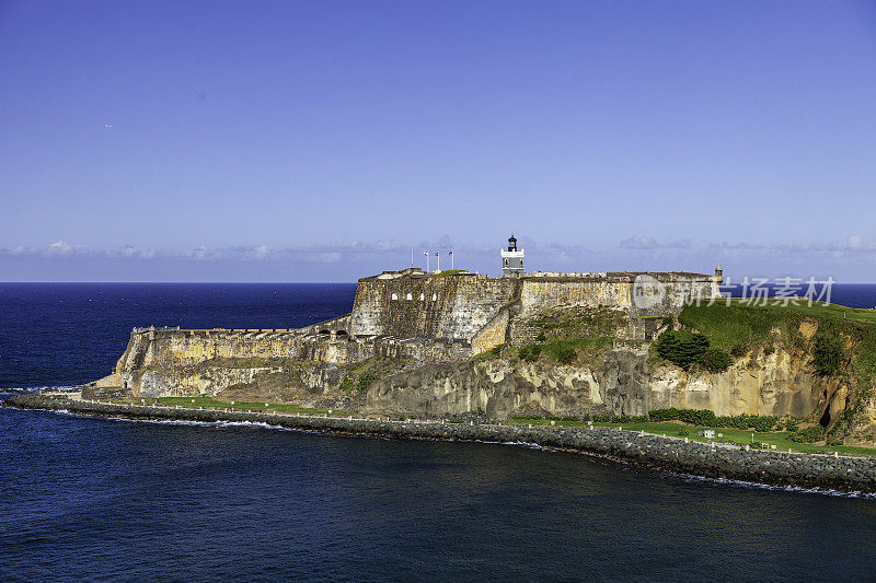 这是位于波多黎各圣胡安的圣克里斯托巴尔和圣费利佩。Castillo San Cristobal是圣胡安国家历史遗址，由西班牙建造，以保护圣胡安市免受陆地攻击。